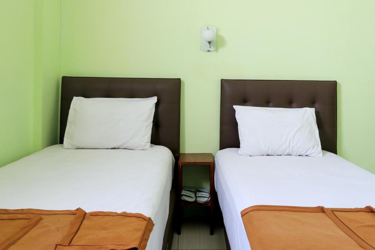 Hotel Prisma Sidoarjo Kültér fotó